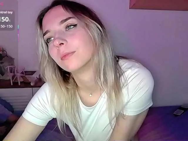 Freechat Almondmilka on BongaCams
