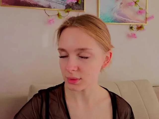 Offline CrimsonAura on BongaCams