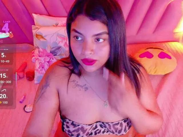 Freechat curvybrunnett on BongaCams