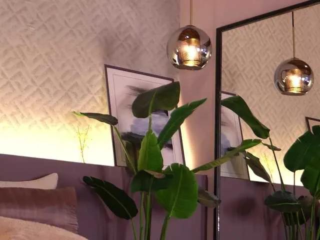 Freechat ElleDiane on BongaCams