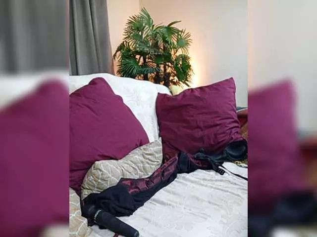 Offline KarinaRouge on BongaCams