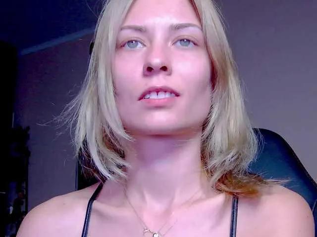 Offline karo131324 on BongaCams