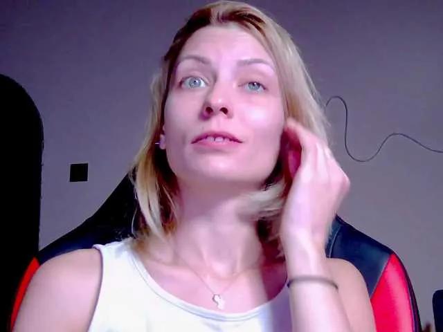 Offline karo131324 on BongaCams