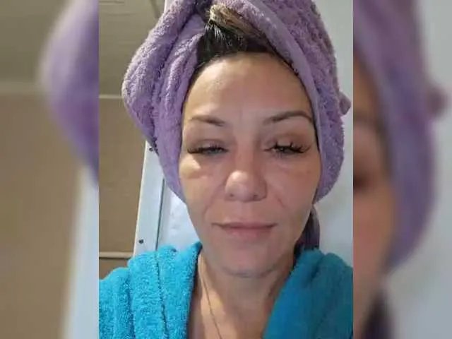 krisred on BongaCams