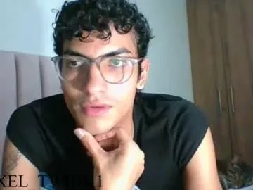 axellatino_ on Chaturbate