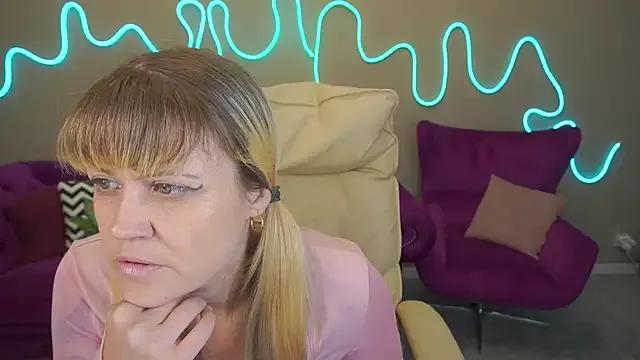 Freechat BellaLaPetit on StripChat