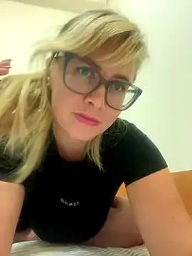 Freechat Crystal00Girl on StripChat