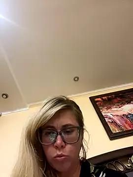 Freechat Crystal00Girl on StripChat