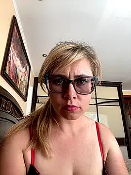 Freechat Crystal00Girl on StripChat