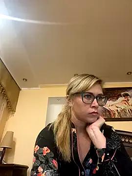 Freechat Crystal00Girl on StripChat