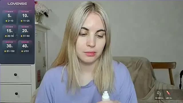 StripChat pawpaws is Freechat pawpaws — lotion on boobies