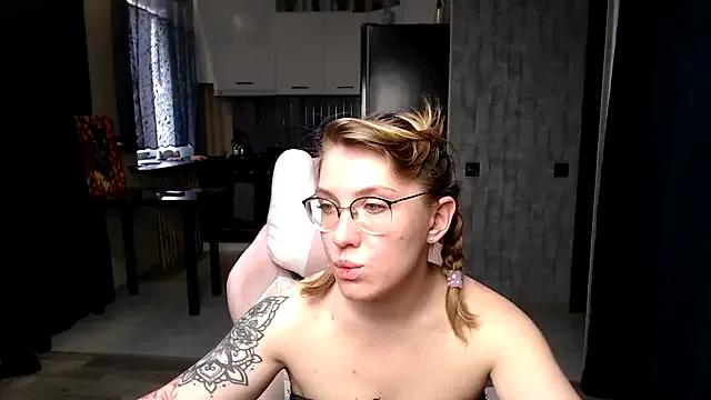 Freechat Reginasmilee on StripChat