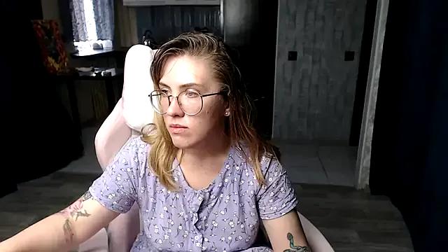 Freechat Reginasmilee on StripChat