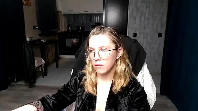 Freechat Reginasmilee on StripChat